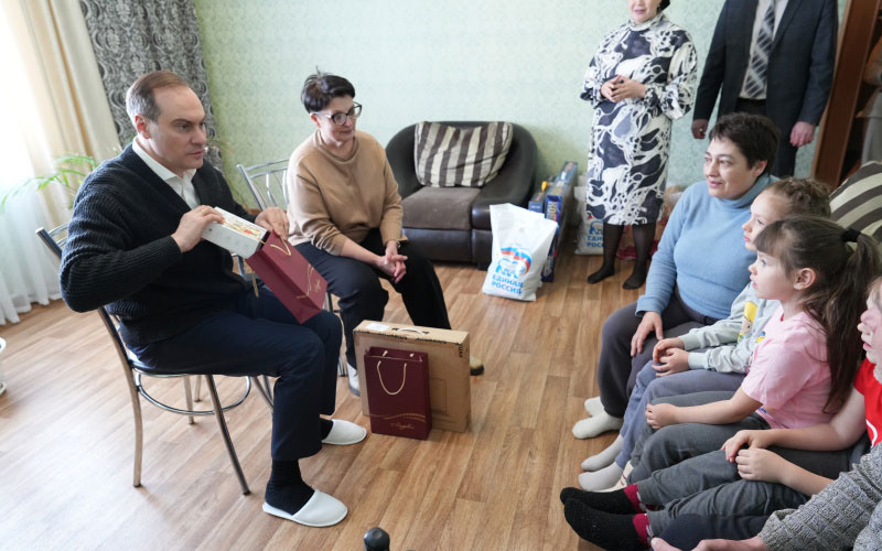 Глава Мордовии встретился с семьей Полякиных из Большеигнатовского района, у которых сгорел дом