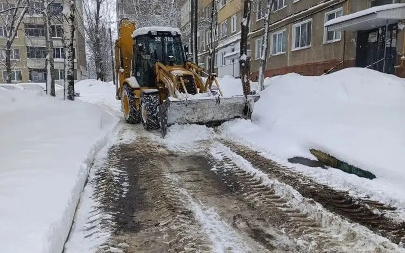 В Саранске управляющие организации чистят дворы от снега